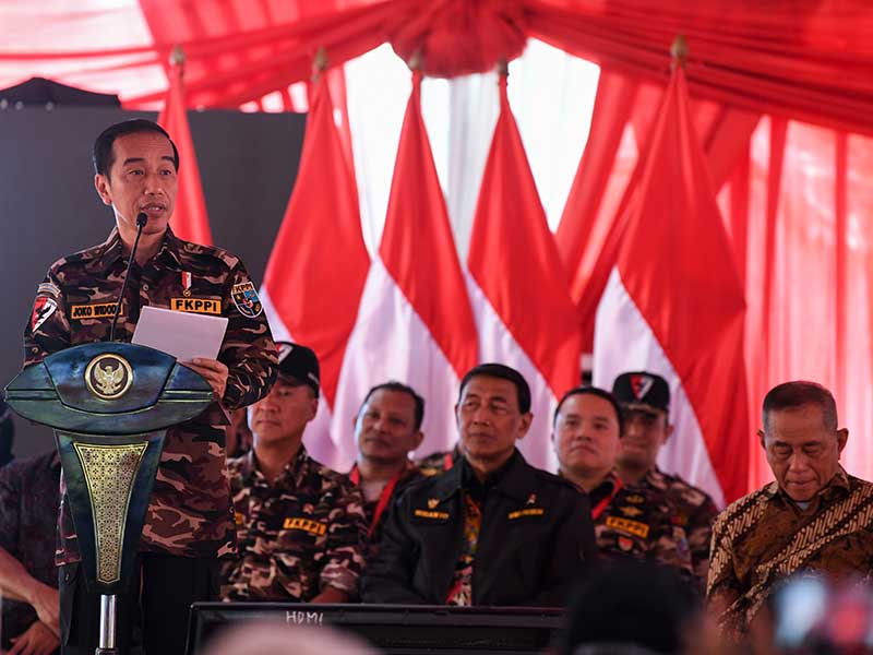 Presiden Joko Widodo memberi sambutan saat membuka Jambore Kebangsaan Bela Negara Forum Komunikasi Putra Putri TNI-Polri (FKPPI) di Jakarta, Jumat (7/12/2018)