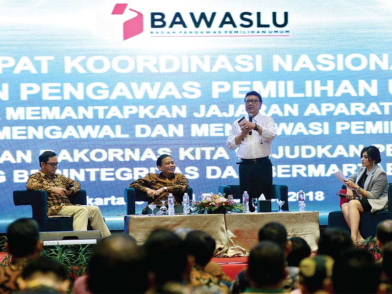 RAKORNAS BAWASLU: Mendagri Tjahjo Kumolo memberikan paparan disaksikan Ketua Bawaslu Abhan (kedua dari kiri) dan komisoner KPU Viryan Azis (kiri) saat Rapat Koordinasi Nasional Bawaslu di Jakarta, kemarin. Rakornas untuk memperkuat koordinasi pusat dan dae