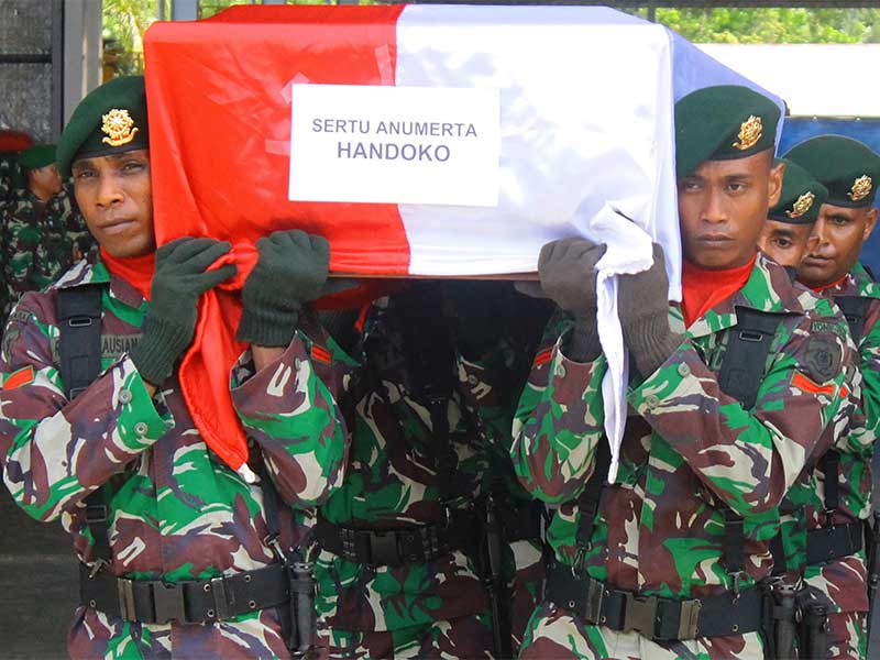 Prajurit TNI memanggul peti berisi jenazah Sertu Anumerta Handoko saat upacara pelepasannya di hanggar Avco Bandara Moses Kilangin Timika, Mimika, Papua, Kamis (6/12/2018).