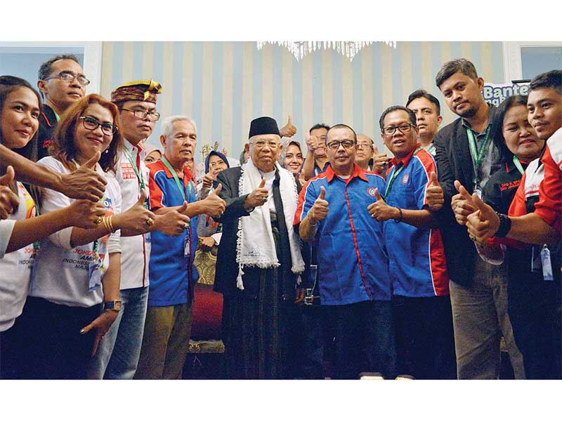 DUKUNGAN RELAWAN SERIKAT PEKERJA: Calon waki presiden nomor urut 01, KH Ma’ruf Amin (tengah), menerima relawan Konfederasi Serikat Pekerja Seluruh Indonesia (KSPSI) yang mendeklarasikan dukungan kepada pasangan calon Joko Widodo-Ma’ruf Amin di Rumah Situbo