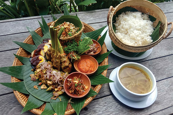 Jelajah Bali melalui Balinese Rijsttafel