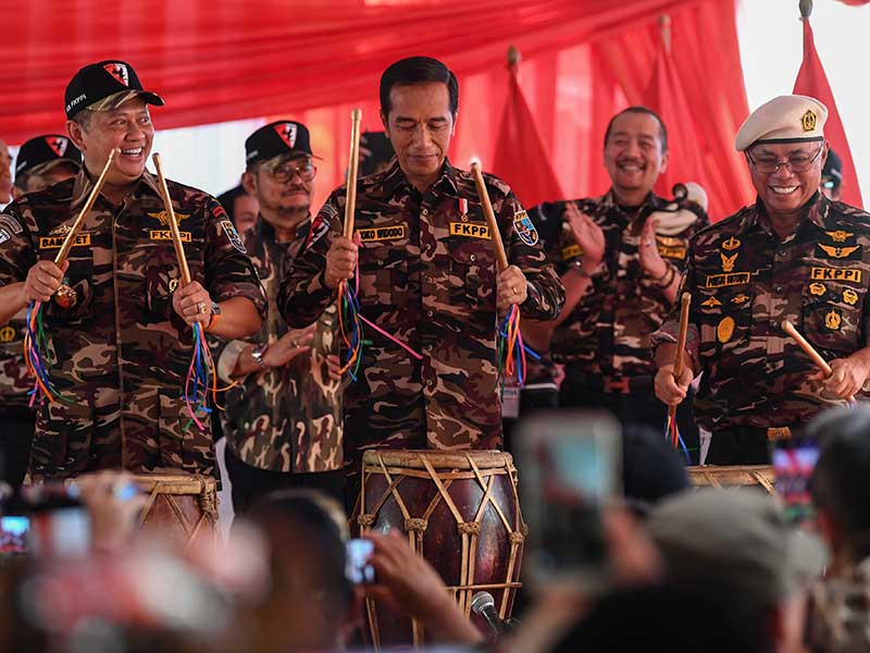 Presiden Joko Widodo didampingi Ketua Umum Forum Komunikasi Putra Putri TNI-Polri (FKPPI) Pontjo Sutowo (kanan) dan Ketua DPR sekaligus Ketua Badan Bela Negara FKPPI Bambang Soesatyo ketika membuka Jambore Kebangsaan Bela Negara FKPPI di Jakarta, Jumat (7/