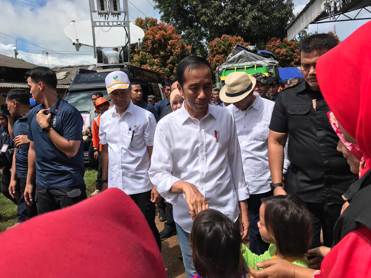 Presiden Joko Widodo mengunjungi salah satu posko pengungsian korban tsunami Selat Sunda di Kecamatan Labuan, Pandeglang, Banten, Senin (24/12).