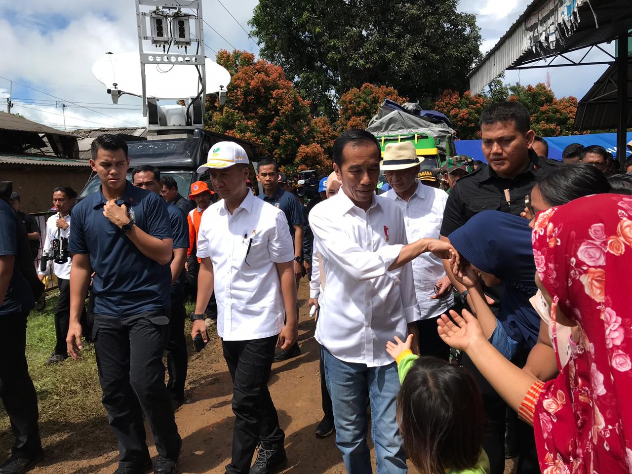 Presiden Joko Widodo melakukan kunjungan ke posko pengungsian korban tsunami Selat Sunda di Kecamatan Labuan, Kabupaten Pandeglang, Banten, Senin (24/12).