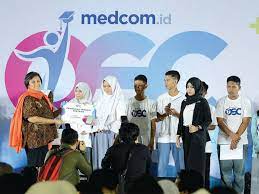 CEO Media Group Lestari Moerdijat (kiri) dalam penganugerahan beasiswa Online Scholarship Competition (OSC) di Jakarta, Kamis (20/12).