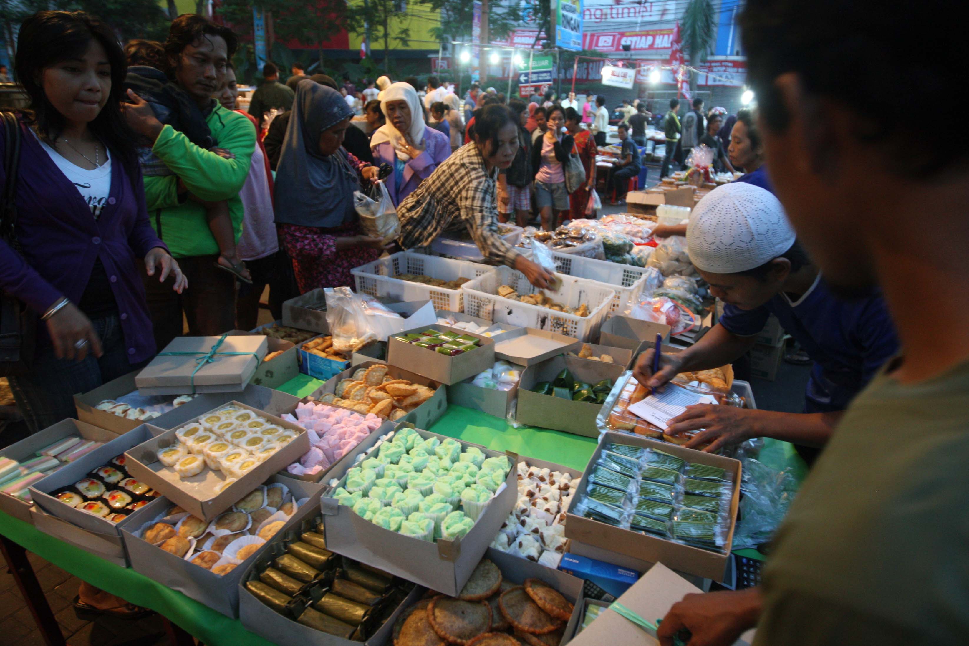Warga Serbu Pasar Kue Subuh  