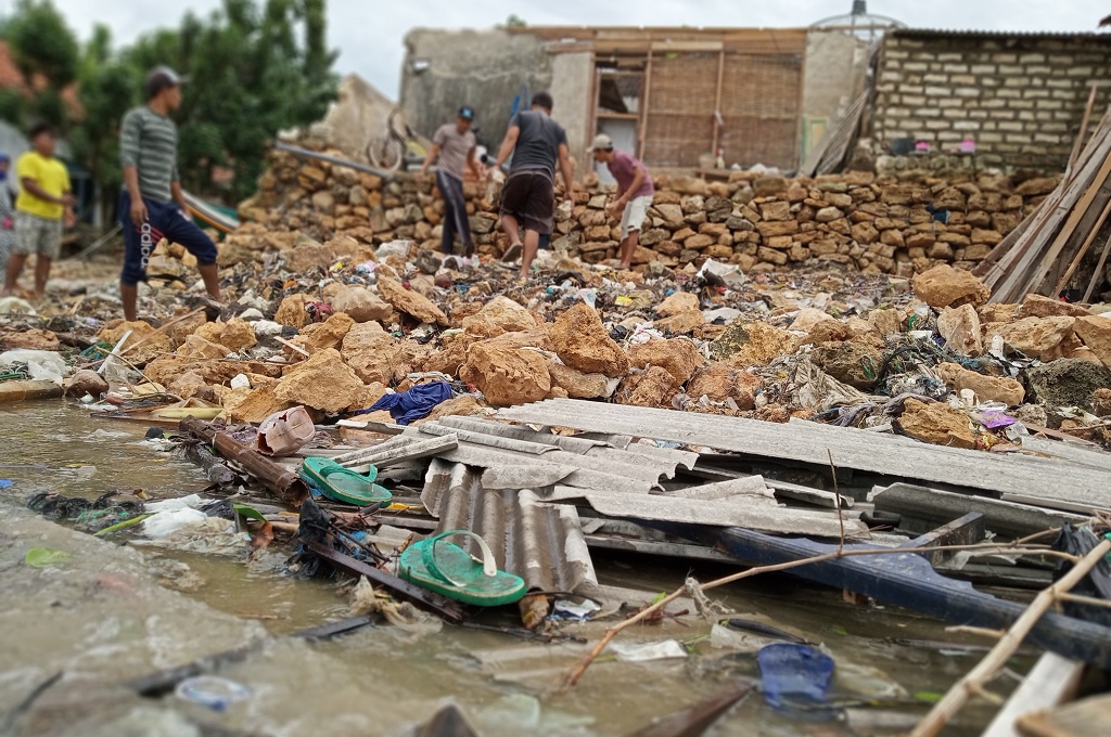 Puluhan Bangunan di Sumenep Rusak Dihantam Ombak