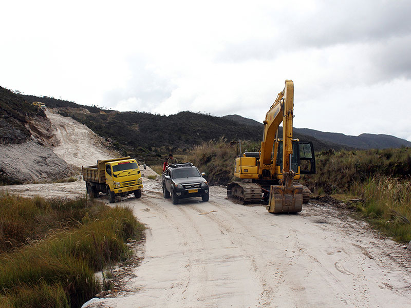 Alat berat berada di lokasi proyek jalur Trans-Papua di perbatasan Kabupaten Nduga, Papua, 8 April lalu. 