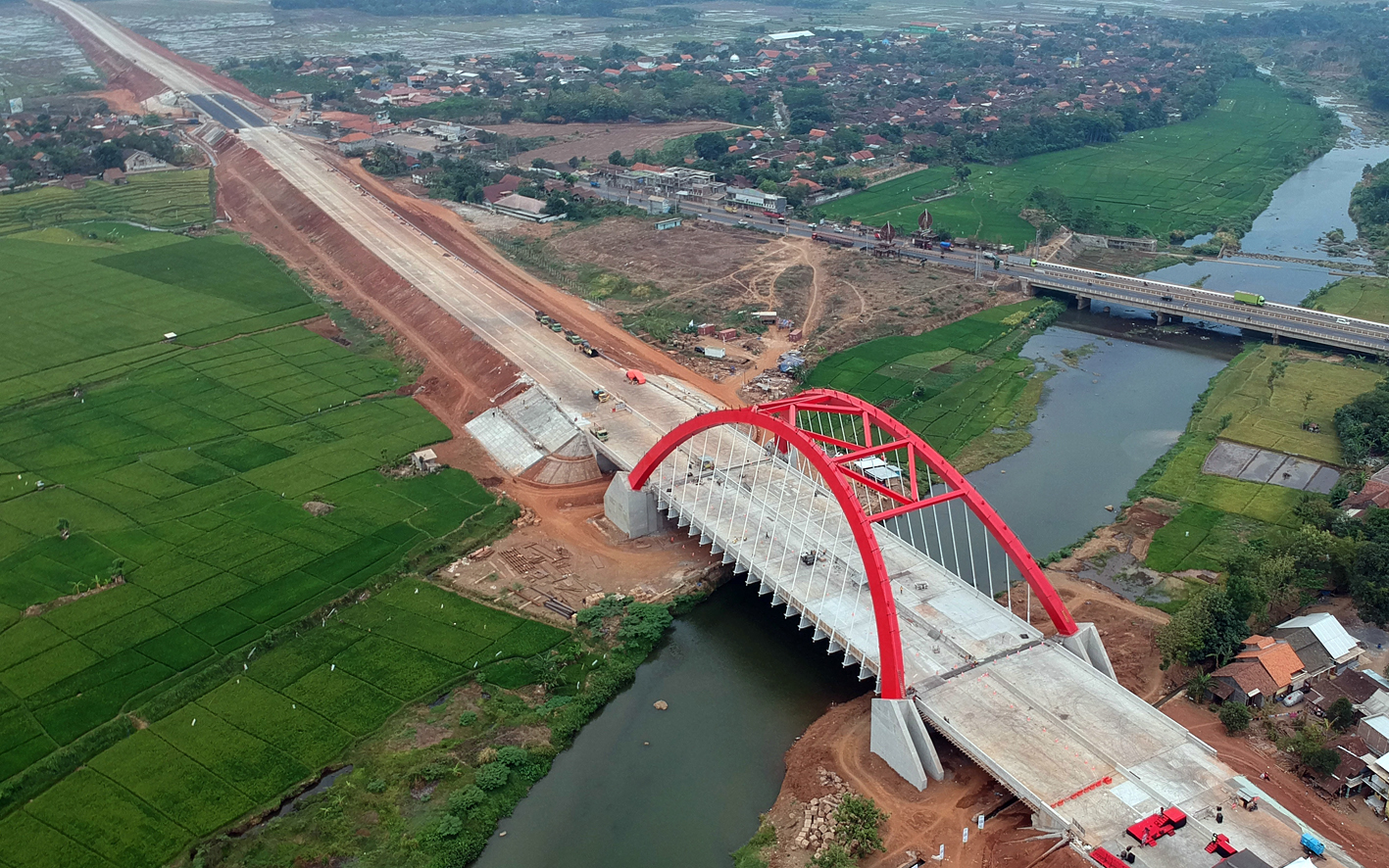 Foto aerial Jembatan Kali Kuto yang telah selesai dibangun di ruas Tol Semarang-Batang, Sambungsari, Weleri, Kabupaten Kendal, Jawa Tengah, Sabtu (3/11).