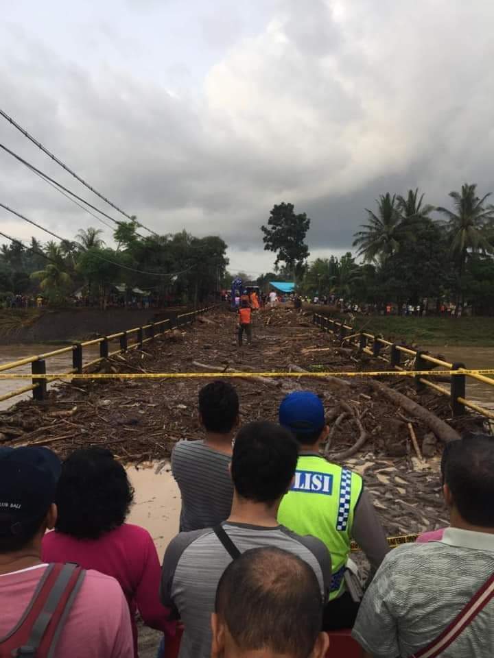 Petugas menginspeksi jembatan penghubung Denpasar-Gilimanuk yang melintasi Sungai Tukad Biluk Poh, Desa Bilukpoh, Kecamatan Mendoyo, Kabupaten Jembrana, Mingggu (23/12). 