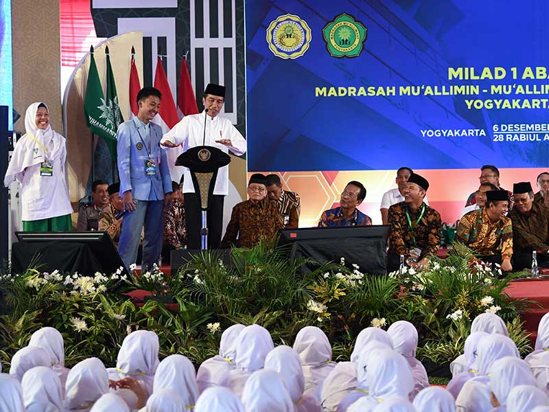Presiden Joko Widodo berbincang dengan siswa ketika menghadiri milad satu abad Madrasah Muallimin dan Muallimat Muhammadiyah Yogyakarta di Yogyakarta, Kamis (6/12/2018)