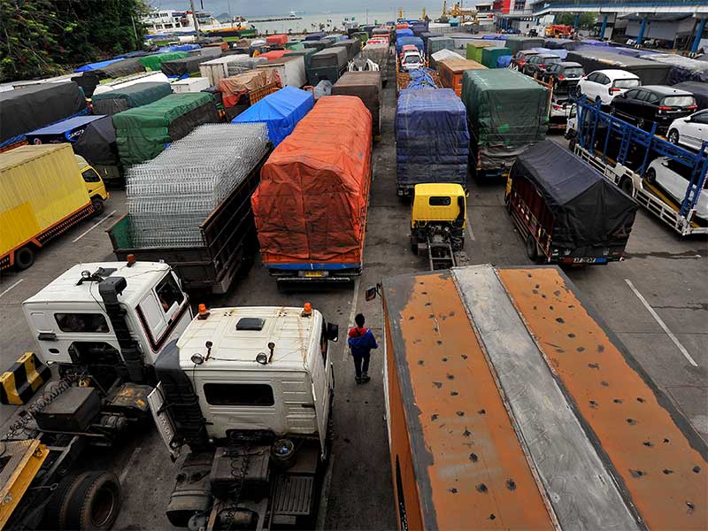 Ratusan kendaraan yang akan menyebrang ke Sumatera antre memadati Dermaga Pelabuhan Merak sebelum masuk kapal ferry di Merak, Cilegon, Banten, Sabtu (2/12). 