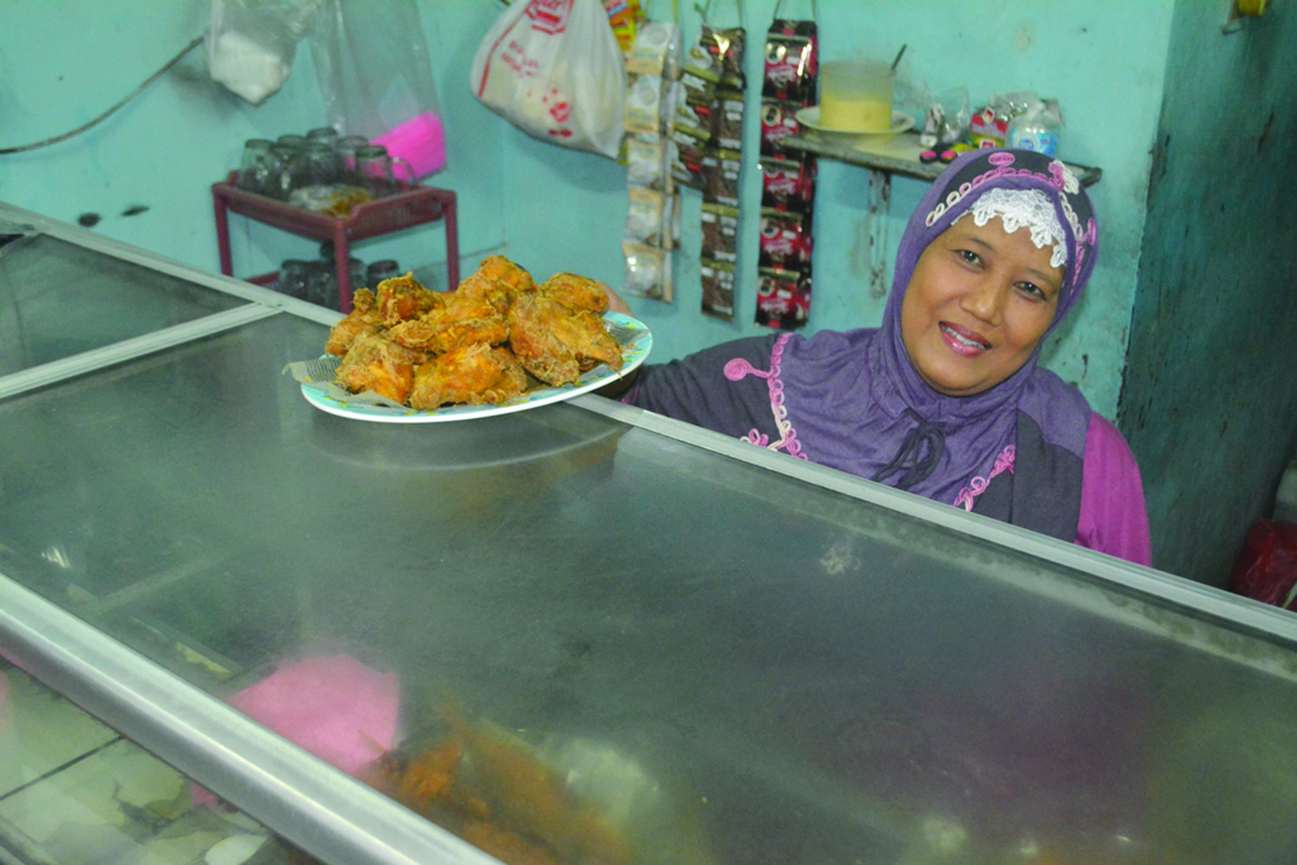 Umronah, pemilik Warung Putri di Bekasi, Jawa Barat. 