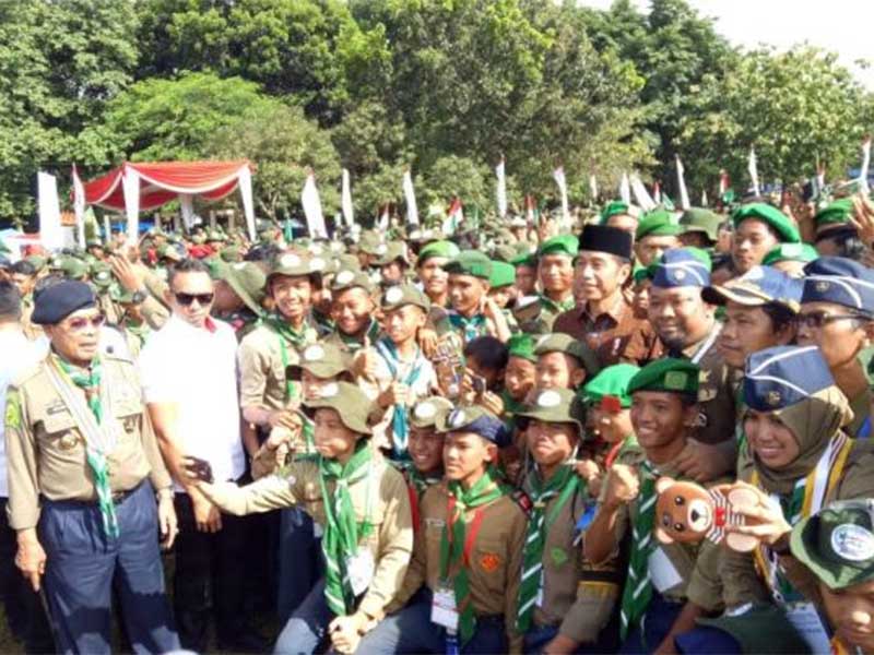 Presiden Joko Widodo (peci hitam) menghadiri apel akbar milad satu abad Gerakan Kepanduan Hizbul Wathan di Bumi Perkemahan, Cibubur, Jakarta.