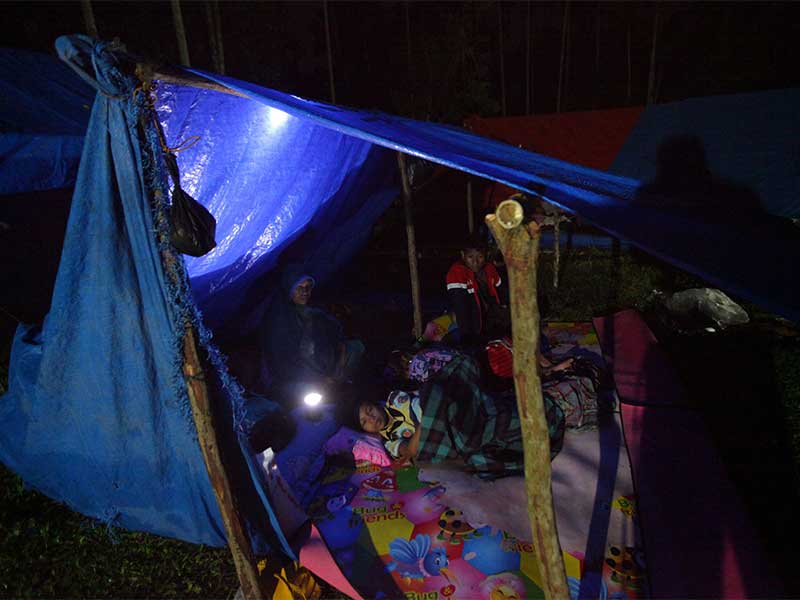 Warga korban gempa bumi beristirahat di Posko Pengunsi Desa Jiem Jiem, Kecamatan Bandar Baru, Pidie Jaya, Aceh, Minggu (11/12).