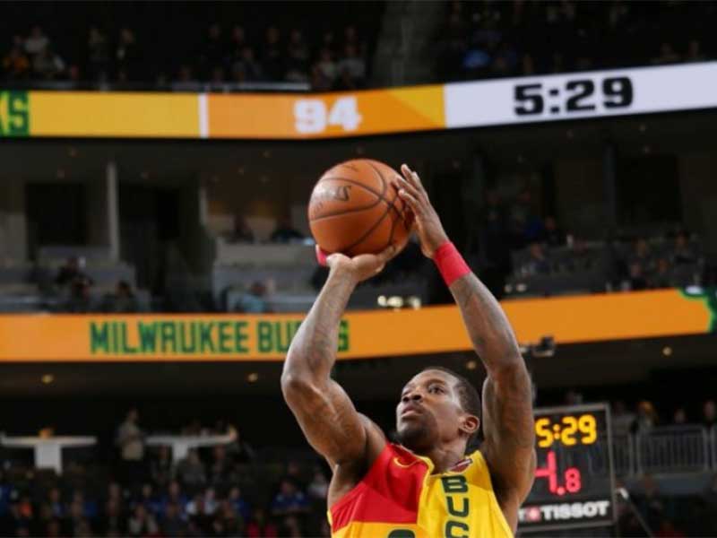 Guard Milwaukee Bucks Eric Bledsoe bersiap melepaskan tembakan dalam pertandingan NBA melawan Cleveland Cavaliers pada Senin (10/12/2018). 