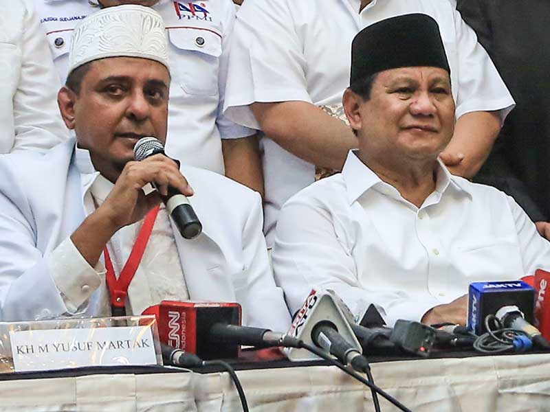 Ketua Gerakan Nasional Pengawal Fatwa Ulama (GNPF-U) Yusuf Muhammad Martak (kiri) bersama Calon presiden nomor urut 02 Prabowo Subianto 