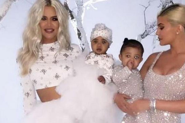 Putri Khloe Kardashian Kenakan Turban Karya Rinaldy Yunardi