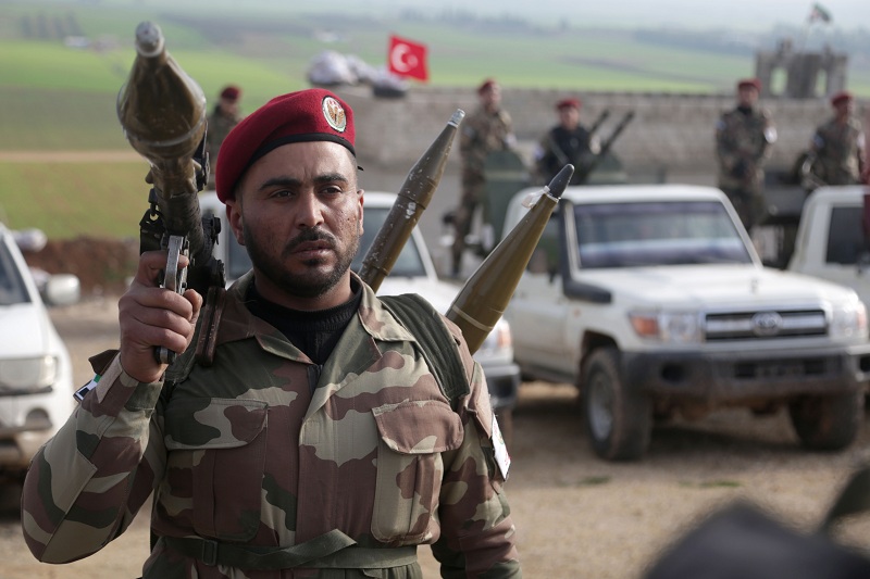 Pejuang Suriah yang didukung Turki berlatih di kawasan Aleppo.