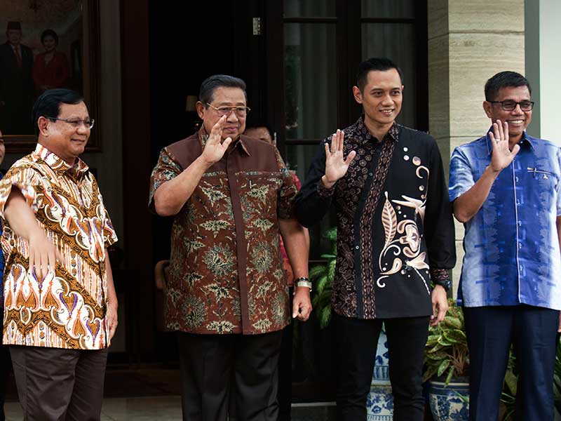 (Dari kiri) Calon presiden nomor urut 02 Prabowo Subianto, Ketua Umum Partai Demokrat Susilo Bambang Yudhoyono, Komandan Kogasma DPP Partai Demokrat Agus Harimurti Yudhoyono, dan Sekjen Partai Demokrat Hinca Panjaitan berfoto bersama sebelum petemuan di ke