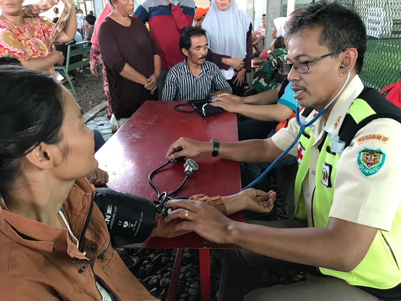 Warga mendapatkan pelayanan kesehatan di Posko Pengungsian Kecamatan Labuan, Senin (24/12).