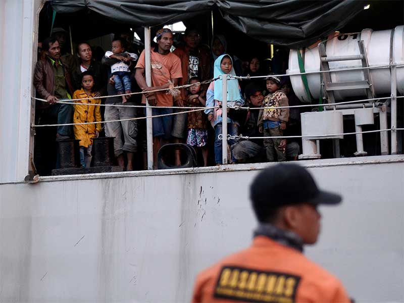 Warga korban tsunami dari Pulau Sebesi dan Sebuku tiba di dermaga C2 Pelabuhan Panjang, Bandar Lampung, Lampung, Kamis (27/12/2018). 