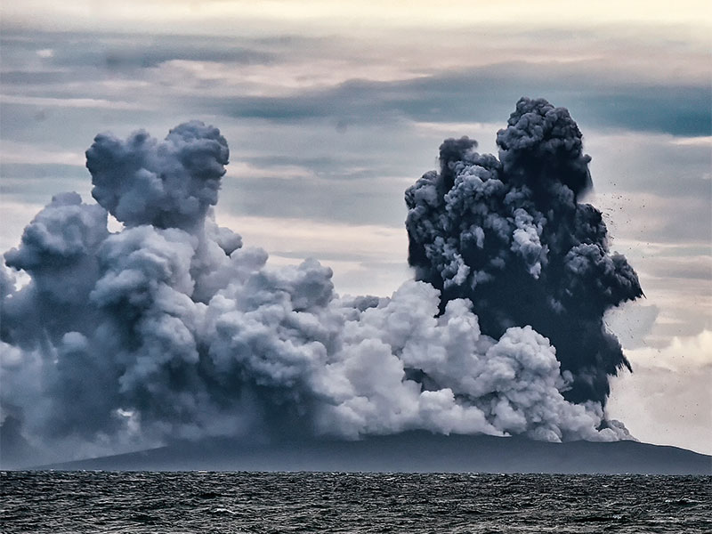 Aktivitas Gunung Anak Krakatau saat erupsi terlihat dari KRI Torani 860 di perairan Selat Sunda, Jumat (28/12/2018)