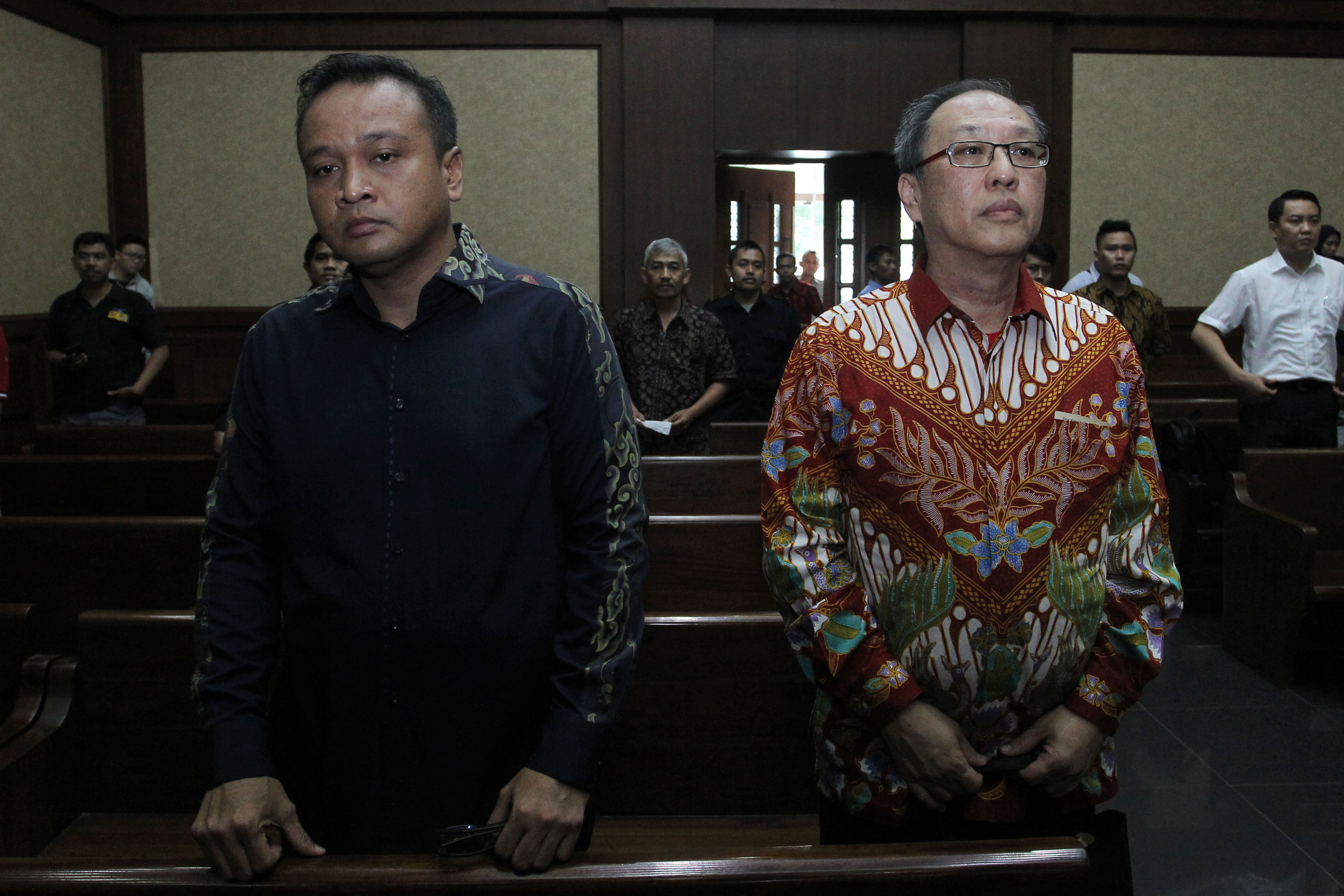 Terdakwa kasus korupsi KTP elektronik Irvanto Hendra Pambudi Cahyo (kiri) dan Made Oka Masagung (kanan).