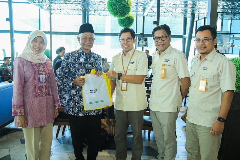 Direktur Bank Mandiri Taspen Nurkholis Wahyudi bersama perwakilan pensiunan karyawan BPJS Ketenagakerjaan Semarang yang akan beribadah umroh.