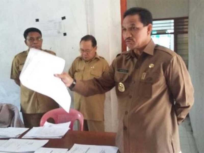 Bupati Manggarai Dr.Deno Kamelus menyatakan 12 orang PNS di lingkup pemerintah kabupaten manggarai akan di pecat tidak dengan hormat karena terlibat pidana korupsi