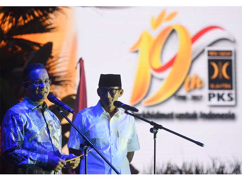 Gubernur dan Wakil Gubernur DKI Jakarta terpilih Anies Baswedan (kiri) dan Sandiaga Uno (kanan) membacakan puisi dalam Puncak Acara Milad PKS ke-19 di Jakarta, Minggu (30/4).