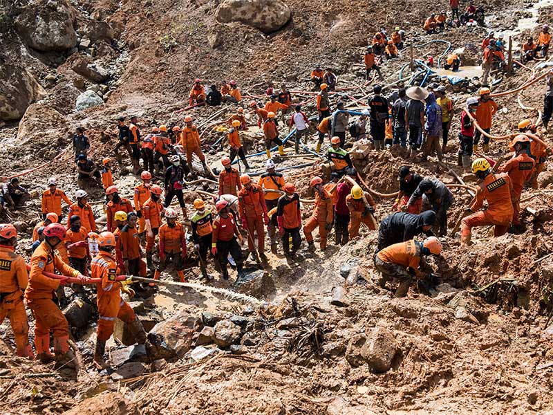 Ratusan petugas SAR gabungan melakukan penggemburan tanah saat pencarian korban bencana tanah longsor di kampung Cimapag, Desa Sirnaresmi, Kecamatan Cisolok, Kabupaten Sukabumi, Jawa Barat, Jumat (4/1/2019).