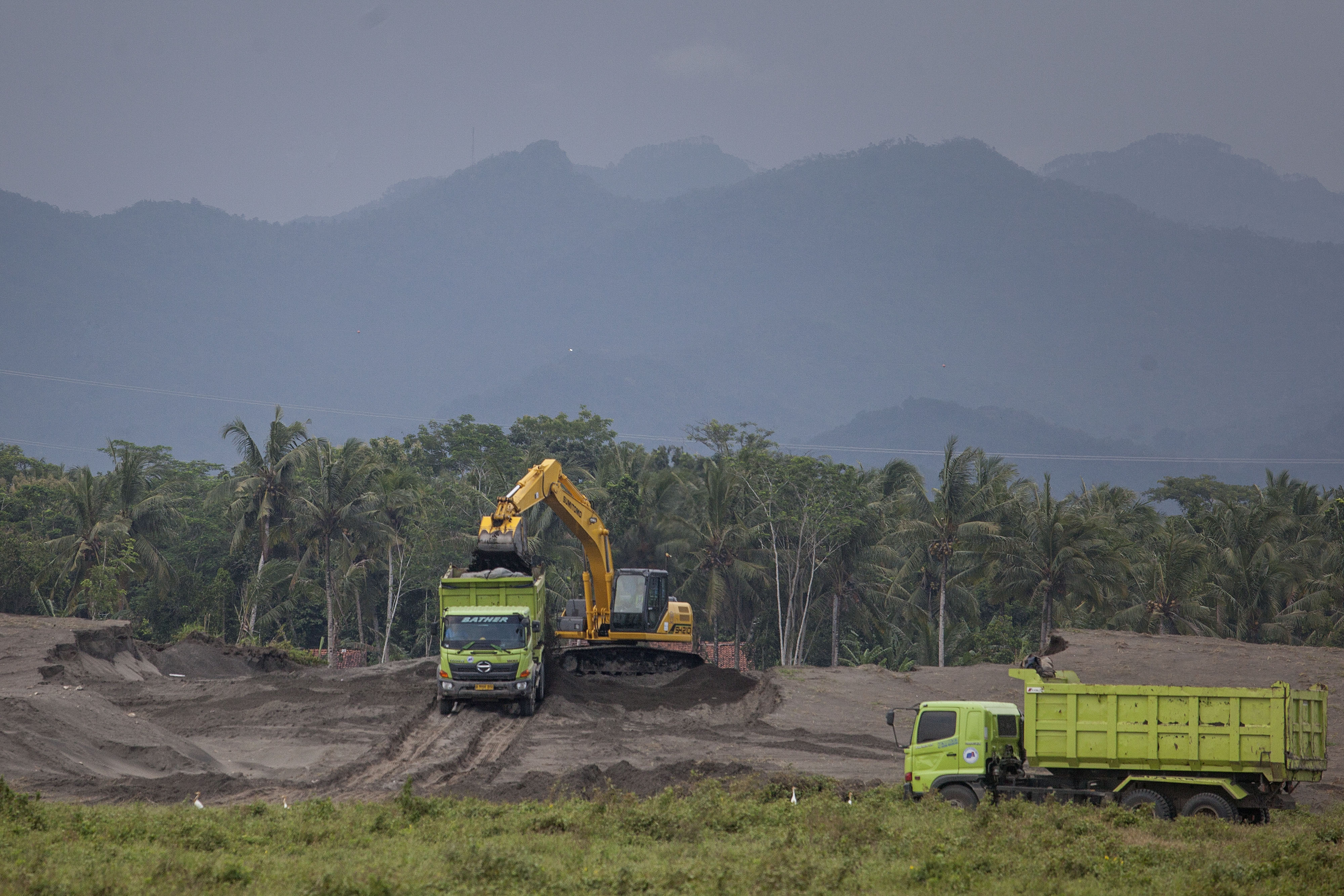 Operator alat berat menyiapkan lahan untuk proyek New Yogyakarta International Airport (NYIA) di Kulonprogo, DI Yogyakarta, beberapa waktu lalu.