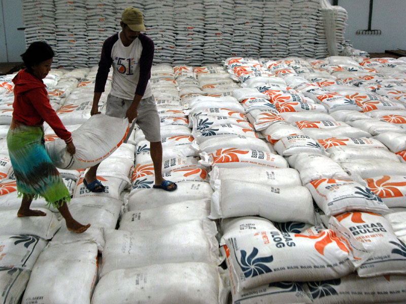 Stok Beras Bulog untuk Jaga Keseimbangan Harga