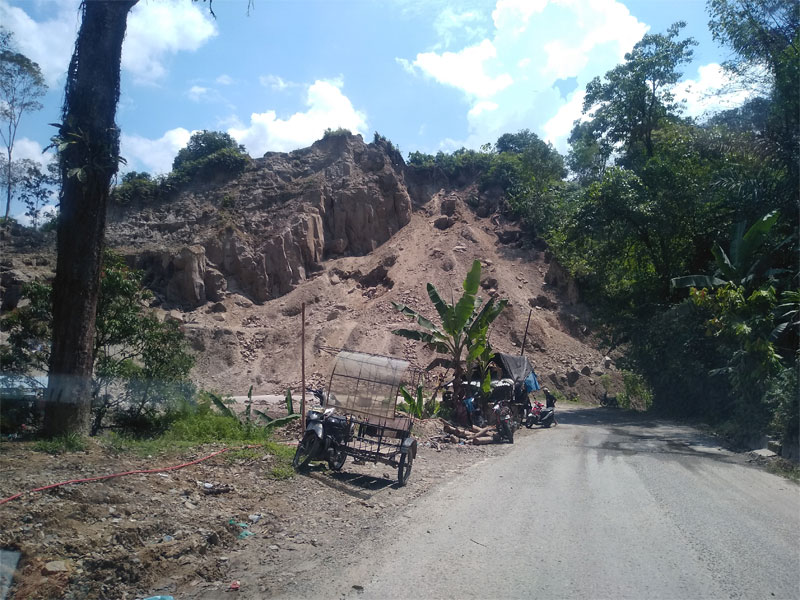 Penambangan manual dipinggir jalinsum tepatnya Desa Nagatimbul Kecatamatan Sitahuis Kabupaten Tapanuli Tengah-Sumatera Utara