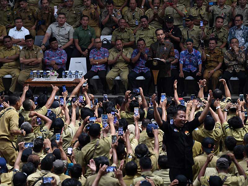 Presiden Joko Widodo memberikan sambutan ketika bertemu dengan ribuan perangkat desa yang tergabung dalam Persatuan Perangkat Desa Indonesia di Istora Senayan, Jakarta, Senin (14/1/2019)