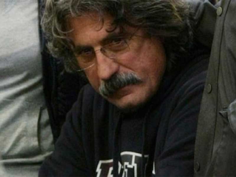 Paolo Simoncelli, ayah dari Marco Simoncelli, menghadiri upacara pemakaman putranya di Coriano, Kamis (27/10). Simoncelli (24) tewas dalam balap Grand Prix di Sepang 23 Oktober lalu saat ia kehilangan kendali atas motornya dan tertabrak oleh Colin Edwards 