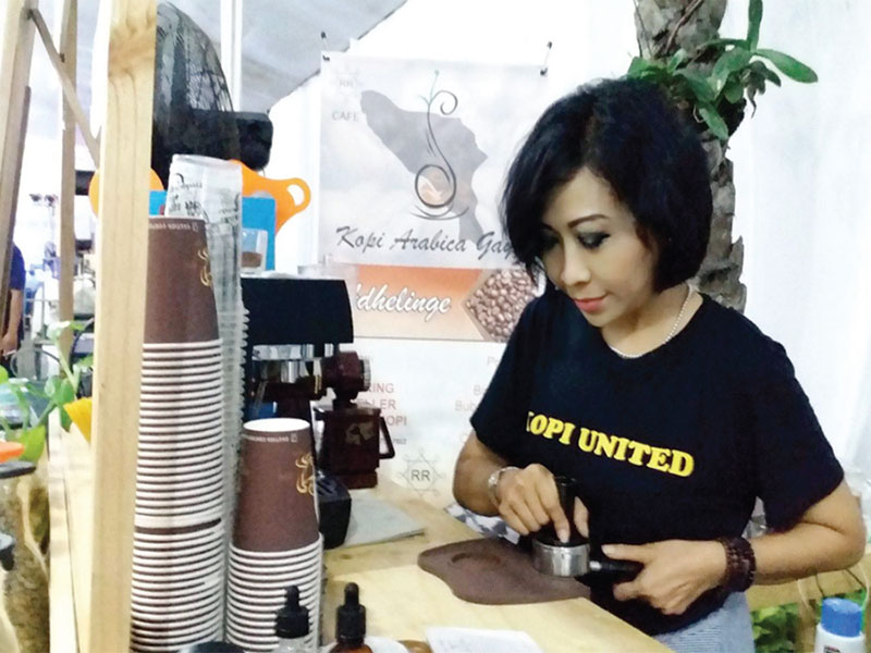 Rini Nur Khasanah, Business Manager Kokopi, meracik kopi saat Festival Kopi Nusantara yang digelar dalam rangka hari ulang tahun ke-49 Media Indonesia di Jakarta, Rabu (23/1/2019)