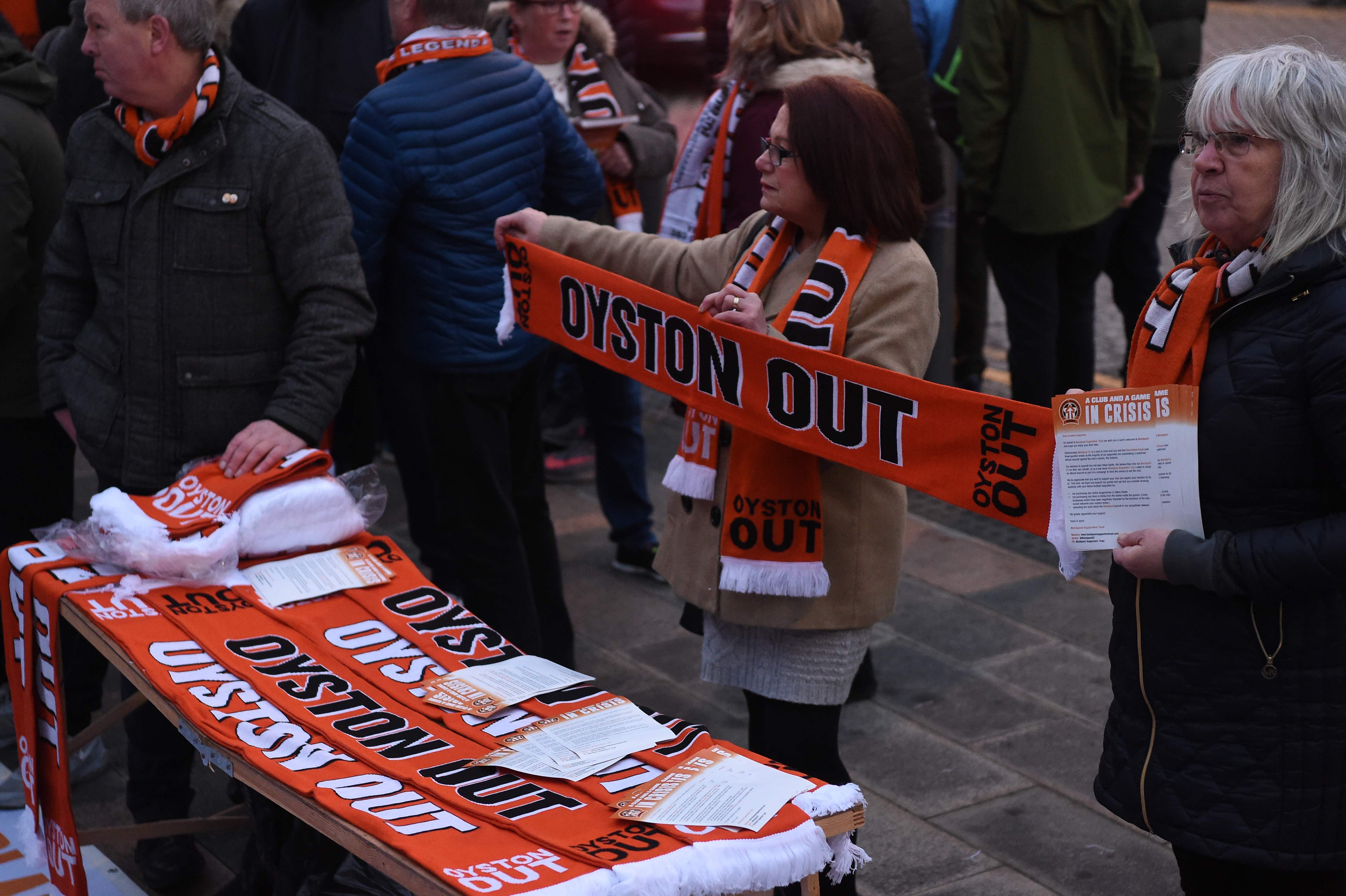 Seorang Pendukung Blackpool Gelar Aksi Duduk di Atap Bus Tim Arsenal