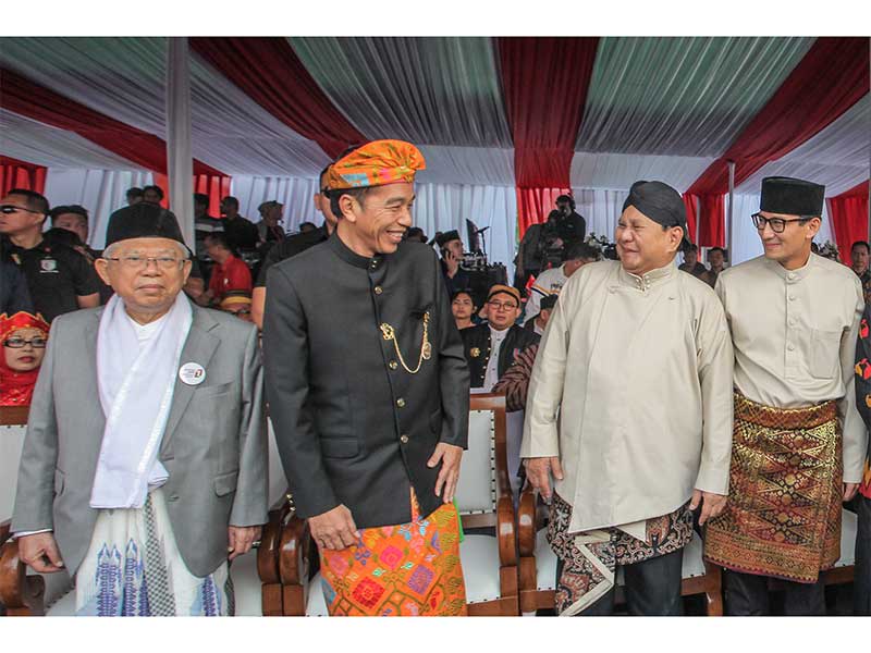 Pasangan Capres-Cawapres nomor urut 01 Joko Widodo (kedua kiri)-Maaruf Amin (kiri) dan nomor urut 02 Prabowo Subianto (ketiga kiri)- Sandiaga Uno (kanan) berbincang saat menghadiri Deklarasi Kampanye Damai dan Berintegritas di kawasan Monas, Jakarta, Mingg