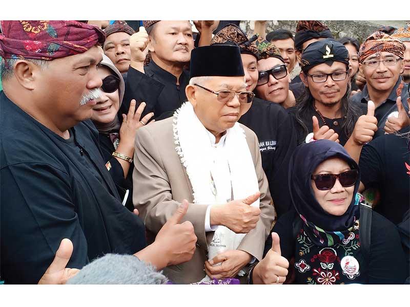 DUKUNGAN WARGA KBB: Calon wakil presiden nomor urut 01 Ma’ruf Amin berfoto bersama warga Kabupaten Bandung Barat (KBB) saat menghadiri acara deklarasi dukungan kepada pasangan capres-cawapres Joko Widodo dan Ma’ruf Amin di Desa Cigugur Girang, Kecamatan Pa