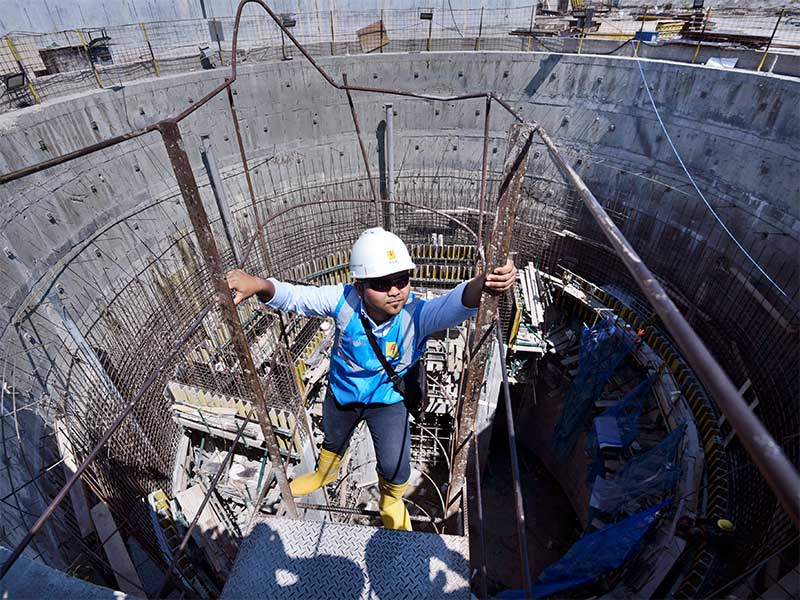 Pekerja berada di proyek pembangunan rumah turbin untuk PLTA Jatigede, Sumedang, Jawa Barat, Senin (9/7). 