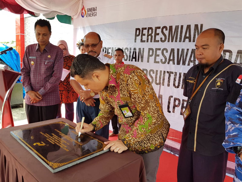 General Manager Pertamina MOR VIII Maluku Papua mendantangani prasasti peresmian beroperasinya Depot Pengisian Pesawat Udara di Bandara Karel Sadsuitubun Langgur Kabupaten Maluku Tenggara, Kamis (17/1/) 