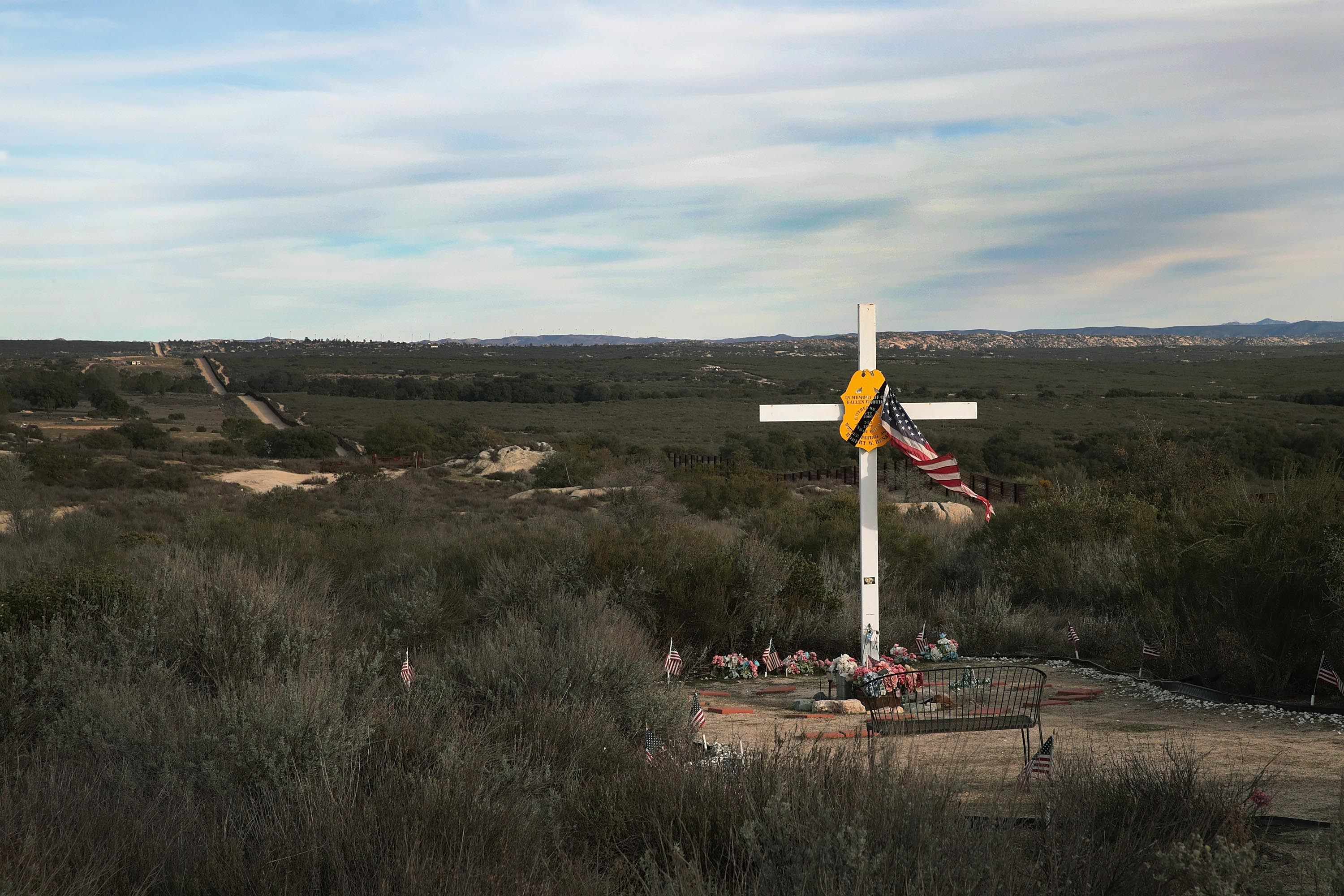 Warga Pribumi AS Protes Rencana Tembok Perbatasan Trump