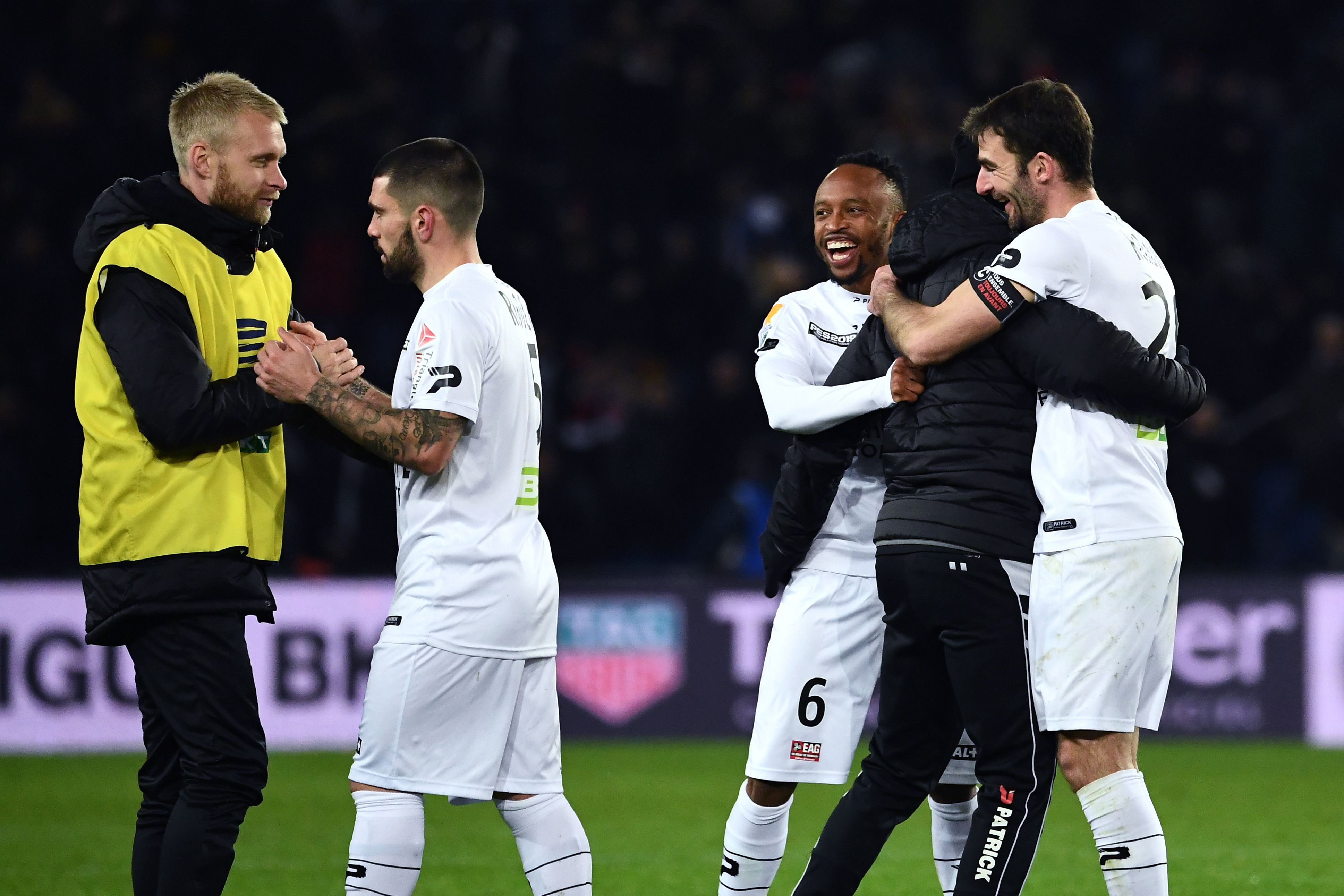 Selebrasi para pemain Guingamp usai mengalahkan PSG di perempat final Coupe de la Ligue