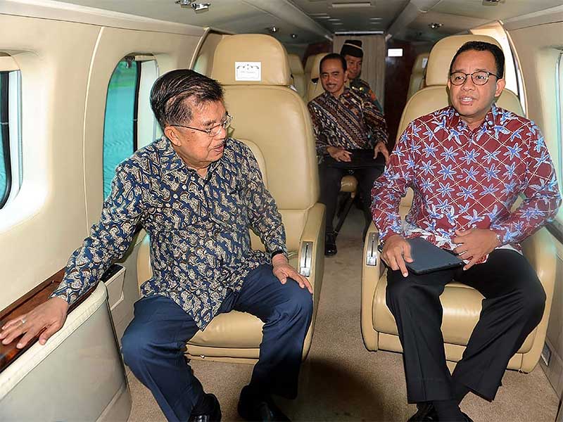 Wakil Presiden Jusuf Kalla (kiri) berbincang dengan Gubernur DKI Jakarta Anies Baswedan di Heli Superpuma untuk meninjau titik kemacetan lalu lintas Jabodetabek di Jakarta, Senin (28/1/2019). 