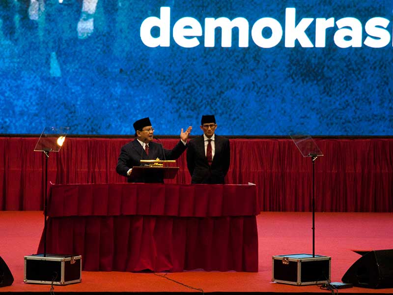 Calon Presiden nomor urut 02 Prabowo Subianto (kiri) didampingi calon Wakil Presiden Sandiaga Uno (kanan) menyampaikan pidato kebangsaan di Jakarta Convention Center, Jakarta, Senin (14/1/2019)
