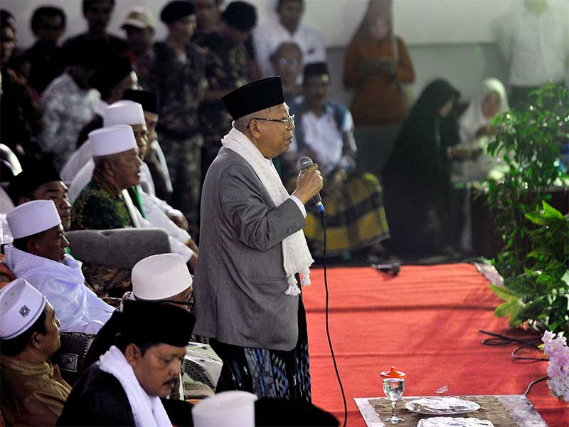 Calon Wakil Presiden nomor urut 01 Ma'ruf Amin berpidato saat kampanye dalam safari politik di Ponpes Bismillah di Desa Cisaat, Padarincang, Serang, Banten, Senin (21/1/2019). 