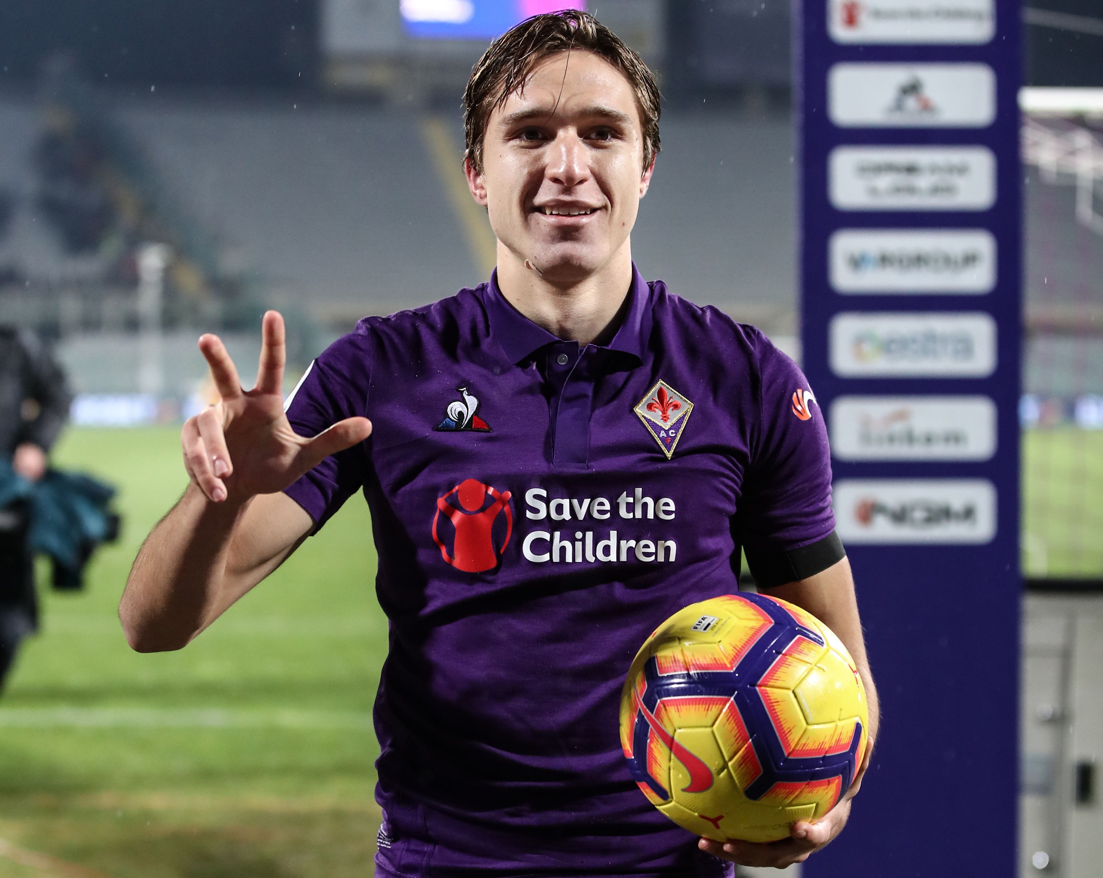 Federico Chiesa berpose setelah mencetak hattrick dalam laga Coppa Italia melawan AS Roma