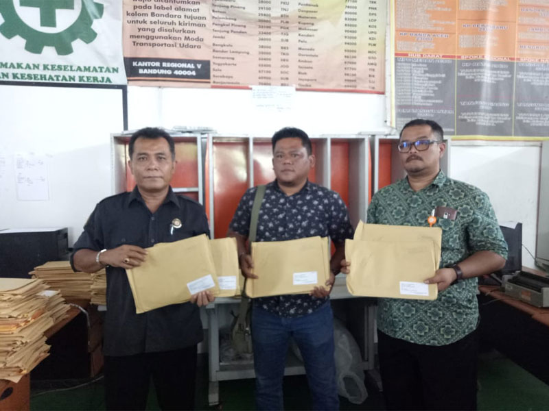 Bawaslu Karawang dan Intel Polres Setempat Menemukan ratusan amplop berisi Tabloid Indonesia Barokah